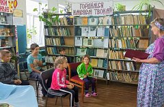 На Яблочный Спас в Чернопадинской библиотеке ребята слушали рассказы и кушали яблочки