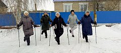 Мороз, солнце и палки: ершовские сельчанки открыли зимний сезон скандинавской ходьбы