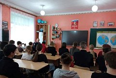 В Ершове полицейские проводят беседы со школьниками в рамках оперативно-профилактического мероприятия «Чистое поколение-2025»