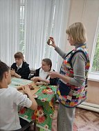 На мастер-классе в Ершовском РДК школьники познакомились с традиционной глиняной лепкой