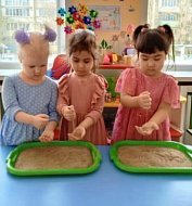 Юные исследователи из Ершова привезли на конкурс «апельсин», «волшебный песок» и «бумажные чудеса»