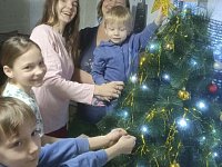 Многодетные семьи ершовцев приняли участие в акции «Наряжаем елку всей семьей»