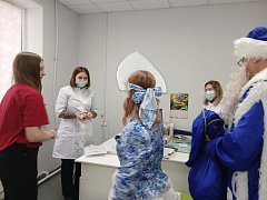 Ершовские активисты Движения Первых поздравили врачей районной поликлиники