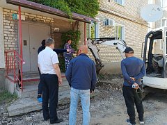 Глава Ершовского района Константин Мызников проверил ход работ по благоустройству дворовых территорий