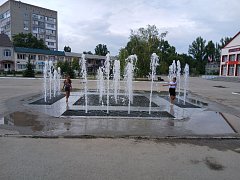 Место встреч, романтических прогулок, детского смеха и отдыха для всей семьи — это все про ершовскую площадь с фонтаном