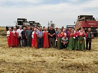 Ершовские культработники устраивают концерты для хлеборобов прямо в полях