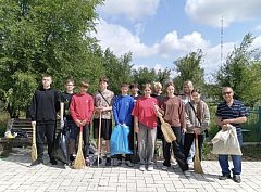 В канун памятной даты ершовские Первые провели субботник на Братской могиле