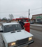 В Ершове с наступающим праздником горожан поздравил новогодний патруль
