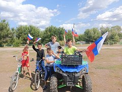 Велопробегом встречают День Государственного флага жители Ершовского района