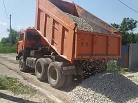 Продолжаются работы по отсыпке щебнем грунтовых дорог на улицах Ершова