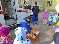 Ершовские дошколята познакомились с работой службы скорой медицинской помощи