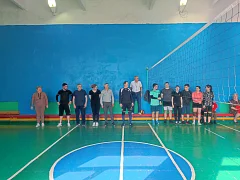 В честь годовщины воссоединения Крыма с Россией в ершовской школе прошел товарищеский матч по волейболу