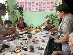 Ершовские сельчанки на мастер-классе учились дарить «вторую жизнь» старым вещам