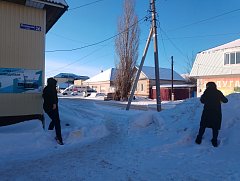 В Ершове собственники зданий принимают меры к вывозу снега