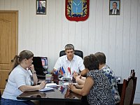 По поручению губернатора глава Ершовского района Константин Мызников провел прием граждан