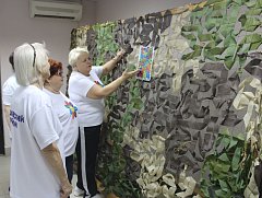 В Ершове «серебряные» волонтеры в добровольческой мастерской «СВОими руками» плетут масксети