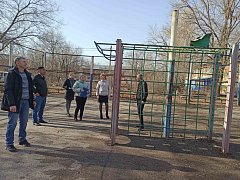 В Ершове проверяют безопасность детских спортивных площадок