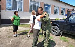 В ершовском поселке прошла теплая встреча с земляком – участником СВО