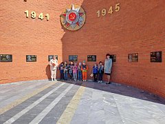 У каждого военного памятника Ершова побывали экскурсанты из детсада «Машенька»