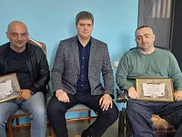 Глава Ершовского района передал ООО «ДРСУ» грамоту за поддержку военнослужащих и благодарность от воинской части