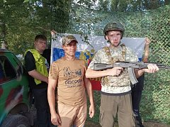 В праздник ершовские дети фотографировались в военной амуниции на фоне российского флага