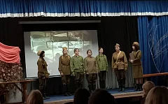 В Ершове прошел театральный показ военного спектакля «Вижу цель»