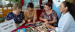 В ершовском селе в День семьи, любви и верности оживили историю в фотографиях