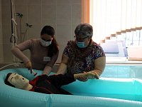 Специалист КЦСОН провел индивидуальное занятие по обучению купания лежачего больного