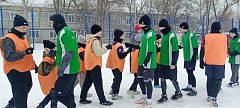 В Ершове на спортивном ядре встретились любители футбола на снегу
