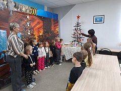 Ершовские дошкольники побывали на выставке удивительных ретро-новогодних игрушек