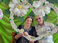 В Ершовском районе "серебряные" волонтеры и соцработники тепло поздравили семейные пары