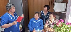 В преддверии Дня России ершовские соцработники и «серебряные» волонтеры провели литературный час для получателей соцуслуг на дому
