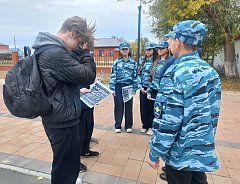 Ершовские общественники и юные друзья полиции помогают полицейским проводить антинаркотическую акцию