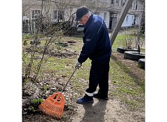 Ершовцы говорят «спасибо» дворнику Алексею Тихонову