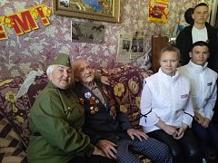 Творческий коллектив РДК совместно с активистами "Молодой гвардии" посетили ветерана ВОВ Алексея Васильевича Бубнова, чтобы поздравить его с Днем Победы