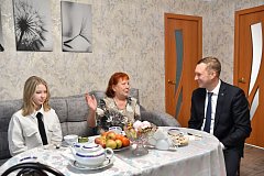 Губернатор области Роман Бусаргин заехал в гости к семье мобилизованного ершовца
