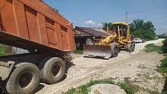 Продолжаются работы по отсыпке щебнем грунтовых дорог на улицах Ершова