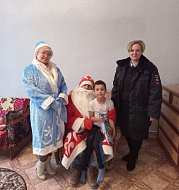 Полицейский Дед Мороз продолжает дарить подарки ершовским ребятам