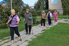 В рамках реализации технологии "Активное долголетие" ершовцы занимаются скандинавской ходьбой