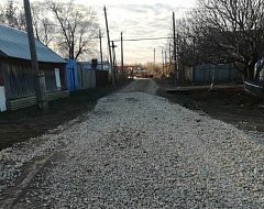 В поселке Учебный по инициативе жителей отсыпали щебнем одну из улиц
