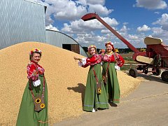 Артисты РДК продолжают поддерживать ершовских хлеборобов любимыми песнями