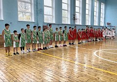 В Ершове на стадионе «Юность» прошел баскетбольный турнир, посвященный Дню народного единства