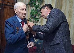 Глава МО г. Ершов Альберт Тихов вручил юбилейные медали труженикам тыла