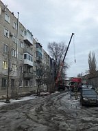 В Ершове начат ремонт кровли дома №5 по ул. Космонавтов