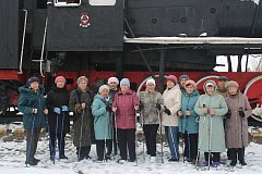 Пожилые ершовцы совместили скандинавскую ходьбу с разминкой на свежем воздухе