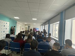 В преддверии Дня студента в гостях у ершовских школьников побывал студент Губернаторского колледжа