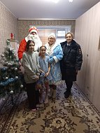 Полицейский Дед Мороз продолжает дарить подарки ершовским ребятам