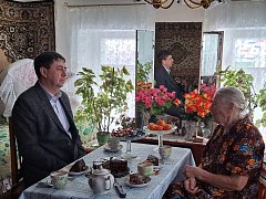 Глава МО г. Ершов Альберт Тихов вручил юбилейные медали труженикам тыла