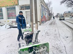 В Ершовском районе снегоуборочная техника начала работать с начала снегопада