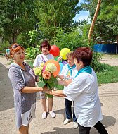 Ершовские «серебряные» волонтеры «раздавали хорошее настроение» случайным прохожим